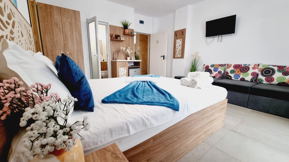 Photo of the whole room, Bedroom