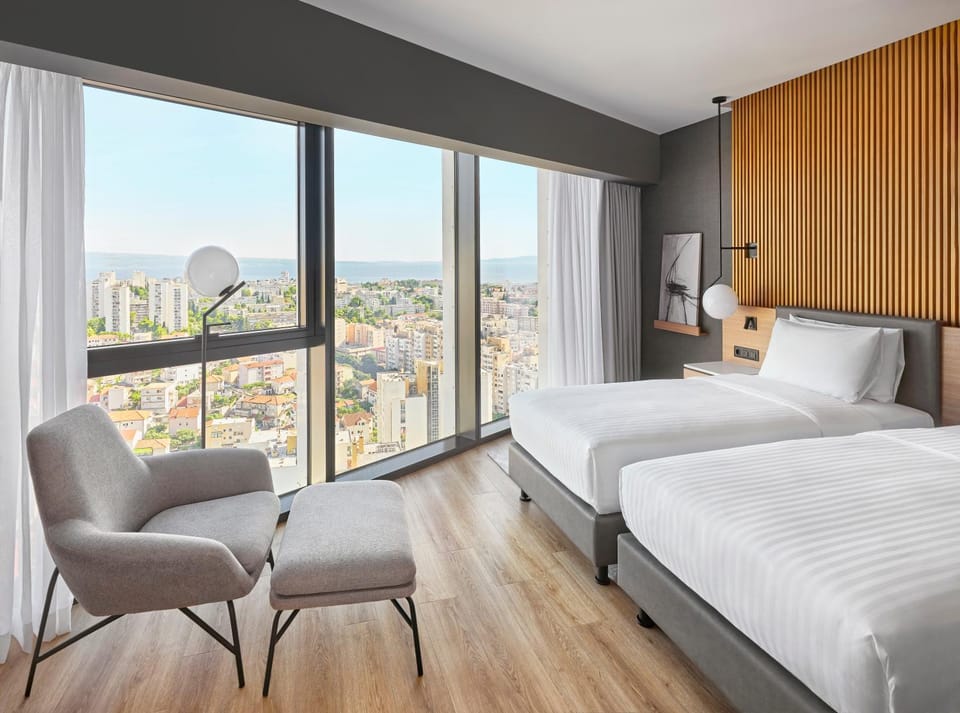 Bed, TV and multimedia, Bedroom, City view
