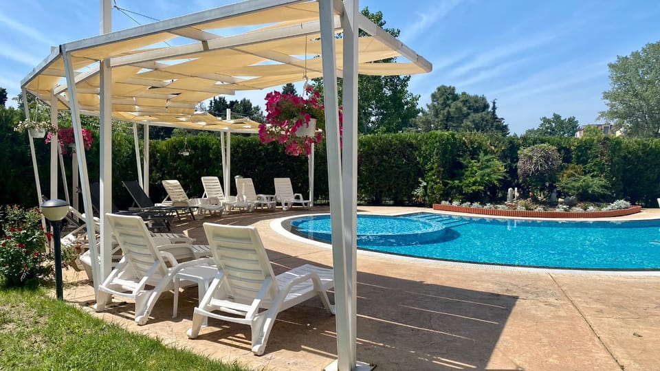 Patio, Day, Swimming pool, sunbed