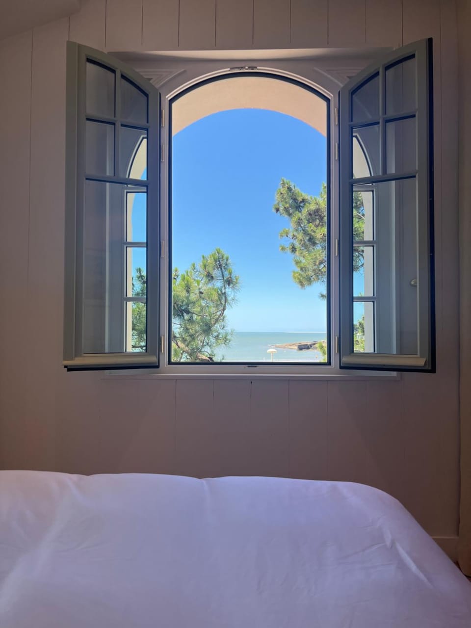 Bed, Natural landscape, Photo of the whole room, Bedroom, Sea view