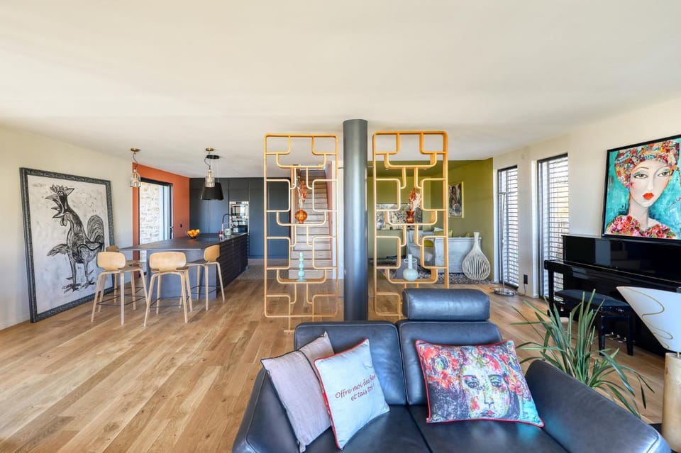 Communal lounge/ TV room, TV and multimedia, Living room, Seating area, Dining area