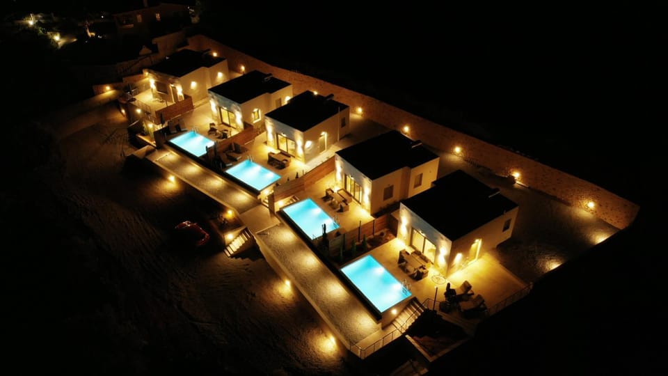 Property building, Bird's eye view, Pool view, Swimming pool