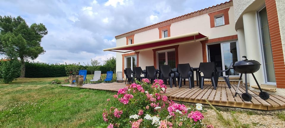 Patio, BBQ facilities, Dining area, sunbed