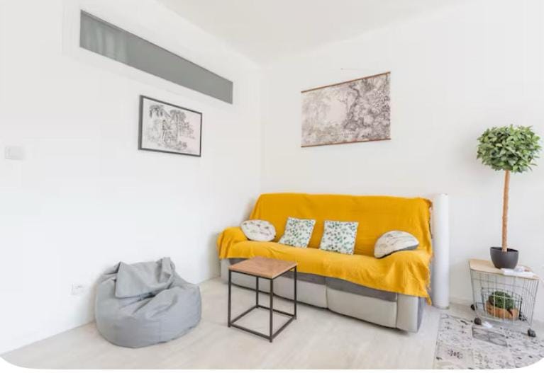 Chambre privée face à la gare Vacation rental in Occitanie