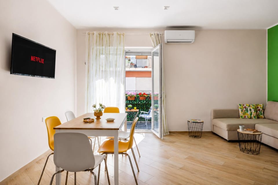 TV and multimedia, Living room, Seating area, Dining area