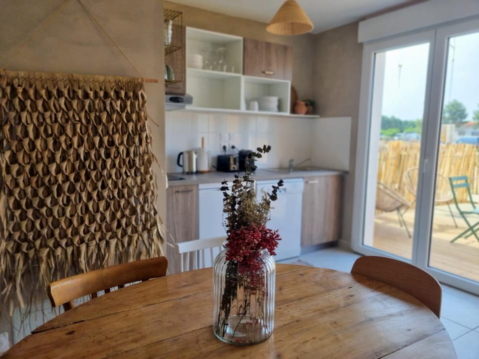 Kitchen or kitchenette, Dining area