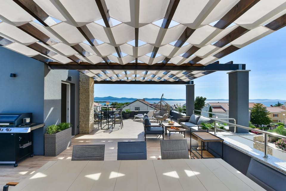 Patio, Day, Natural landscape, View (from property/room), Balcony/Terrace, Living room, Seating area, Evening entertainment, Sea view, Parking