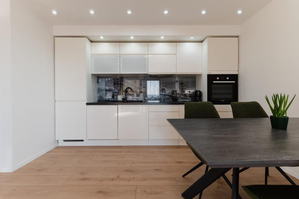 Coffee/tea facilities, Dining area, dishwasher, oven, stove