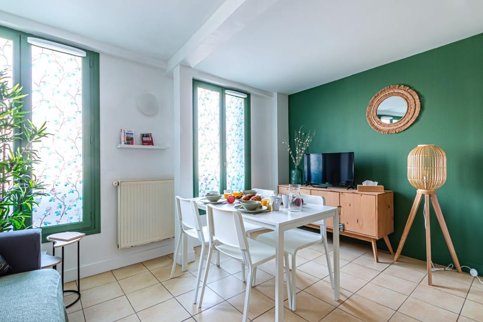 TV and multimedia, Living room, Seating area, Dining area, Food