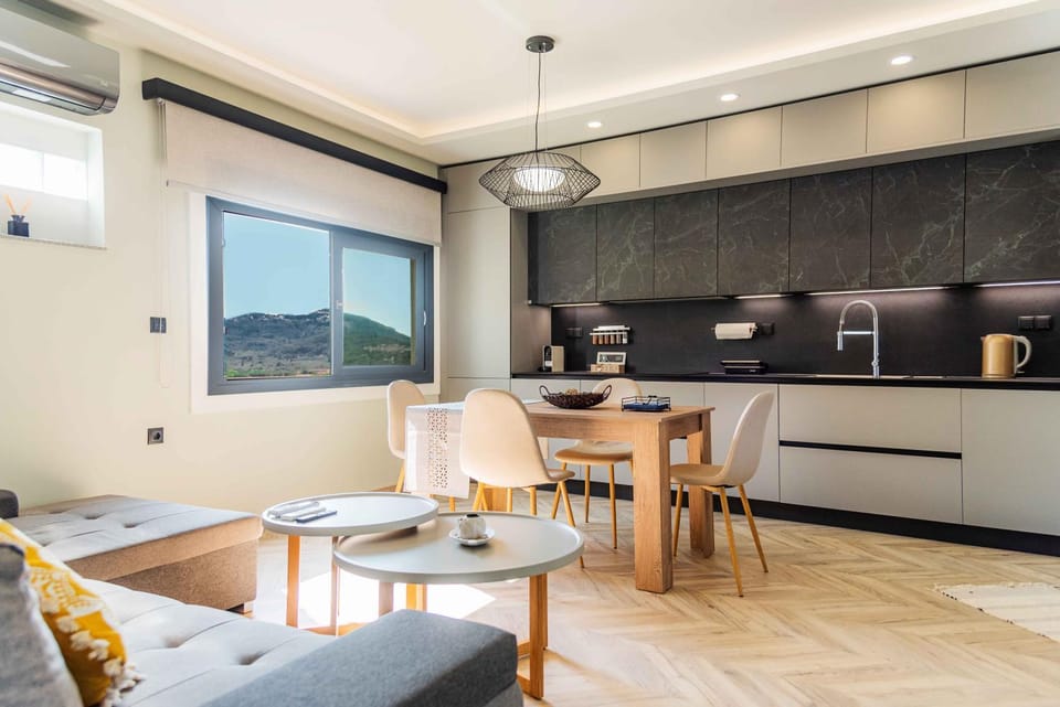 Coffee/tea facilities, Kitchen or kitchenette, Living room, Seating area, Dining area