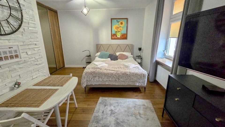 Bed, TV and multimedia, Living room, Photo of the whole room, Seating area, Bedroom