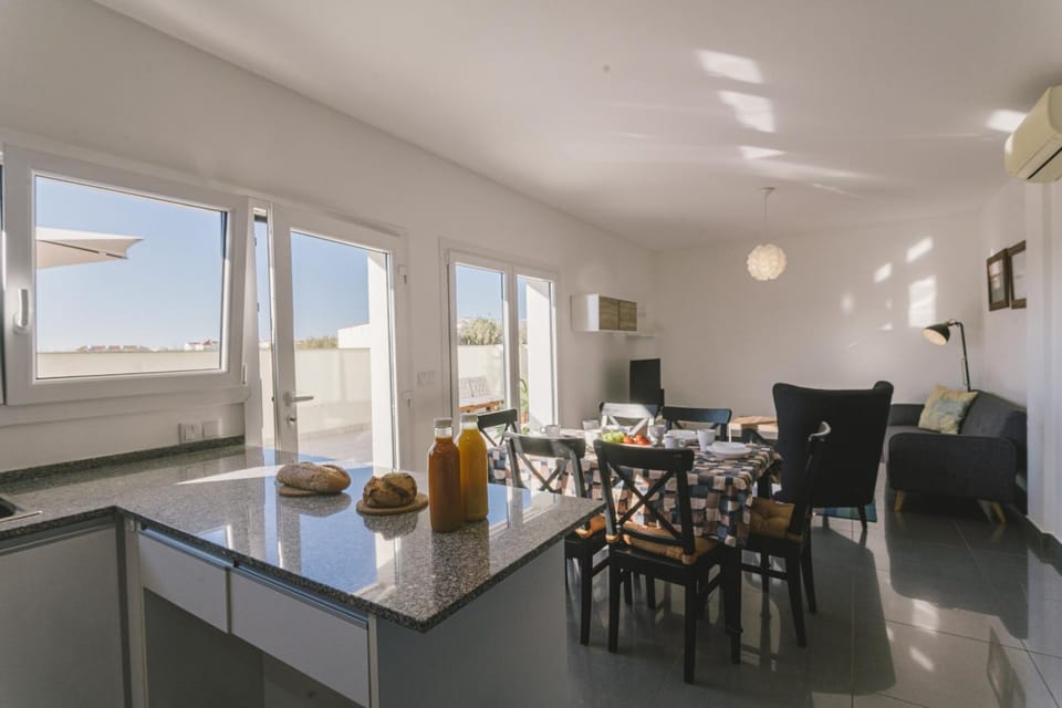Kitchen or kitchenette, Living room, Seating area, Dining area