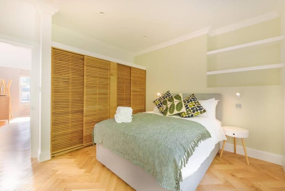 Stunning Two Bed Apartment RH8 Apartment in London Borough of Camden