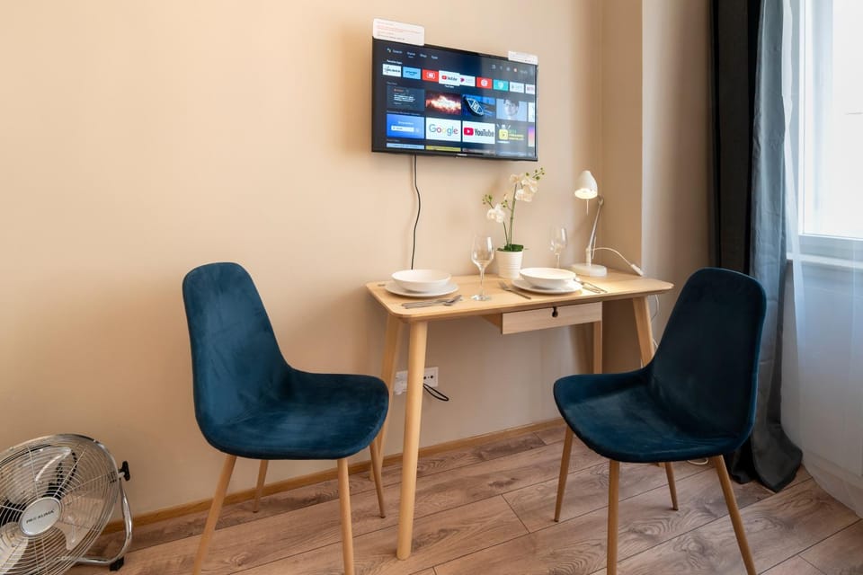 TV and multimedia, Seating area, Dining area