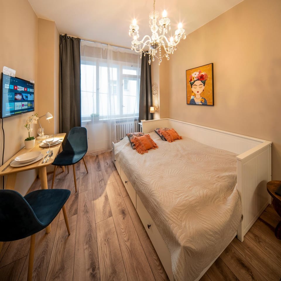 Bed, TV and multimedia, Living room, Photo of the whole room, Seating area, Bedroom