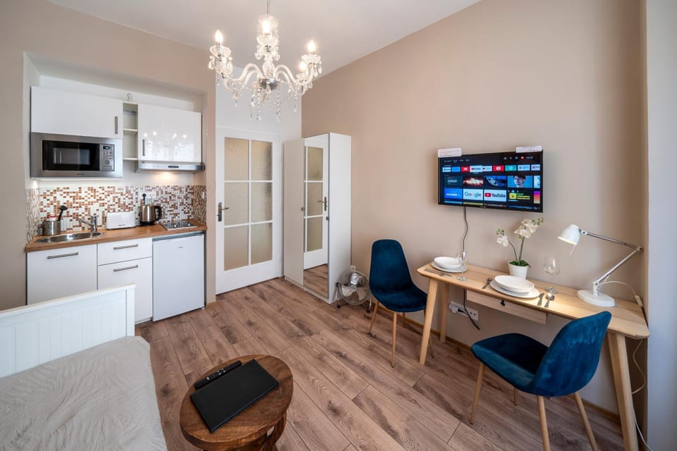 Bed, TV and multimedia, Kitchen or kitchenette, Living room, Photo of the whole room, Seating area, Dining area, Bedroom, minibar
