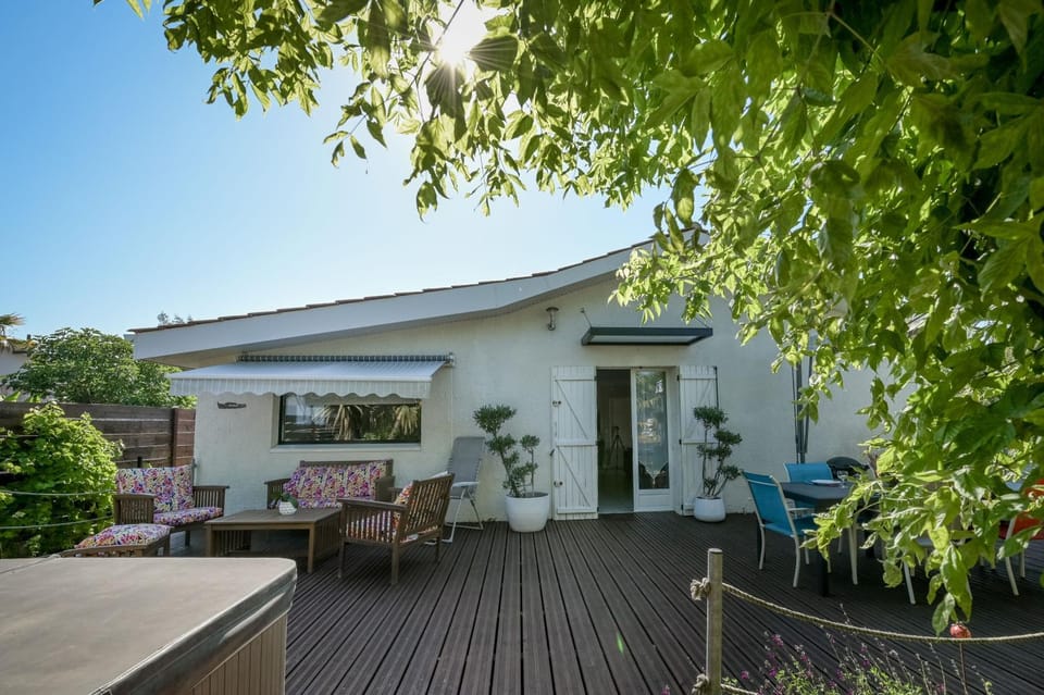 Property building, Balcony/Terrace, Living room