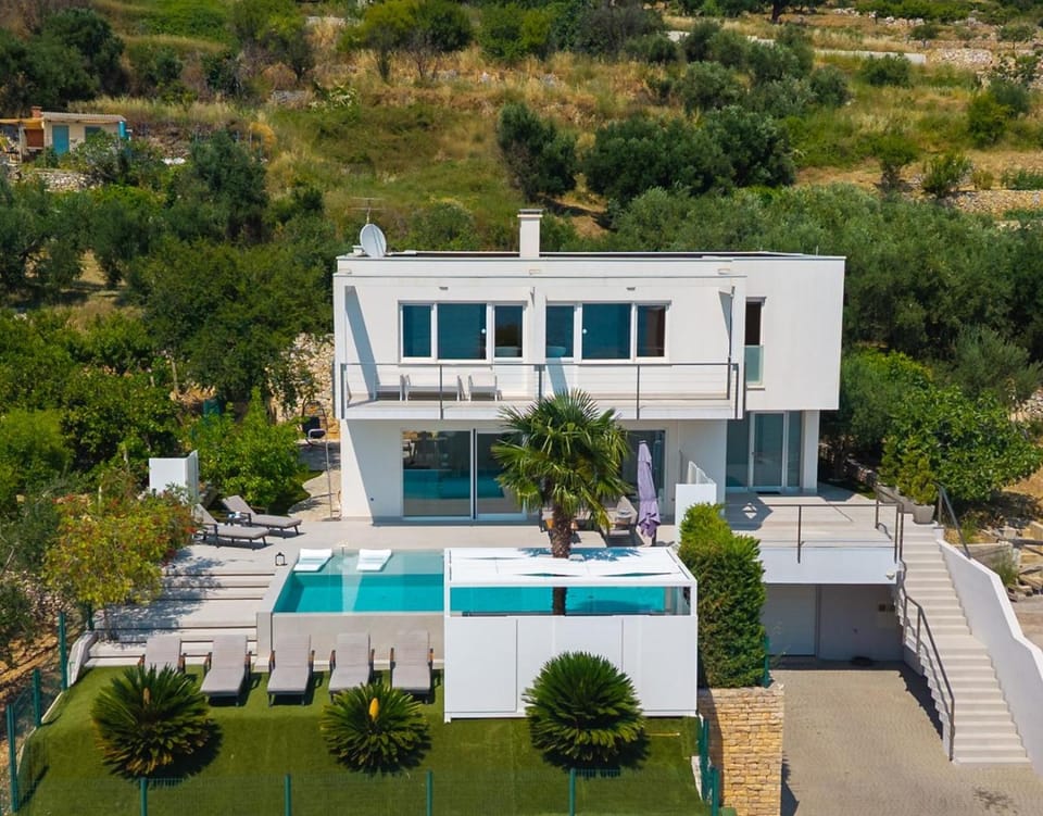 Seaview Villa ABA with 38sqm heated infinity pool, 4 bedrooms, Media room, 150m from sea Villa in Podstrana