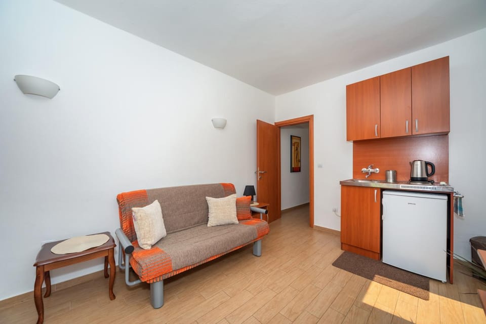 Kitchen or kitchenette, Living room, Seating area, Dining area