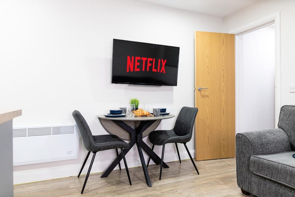 TV and multimedia, Living room, Seating area, Dining area