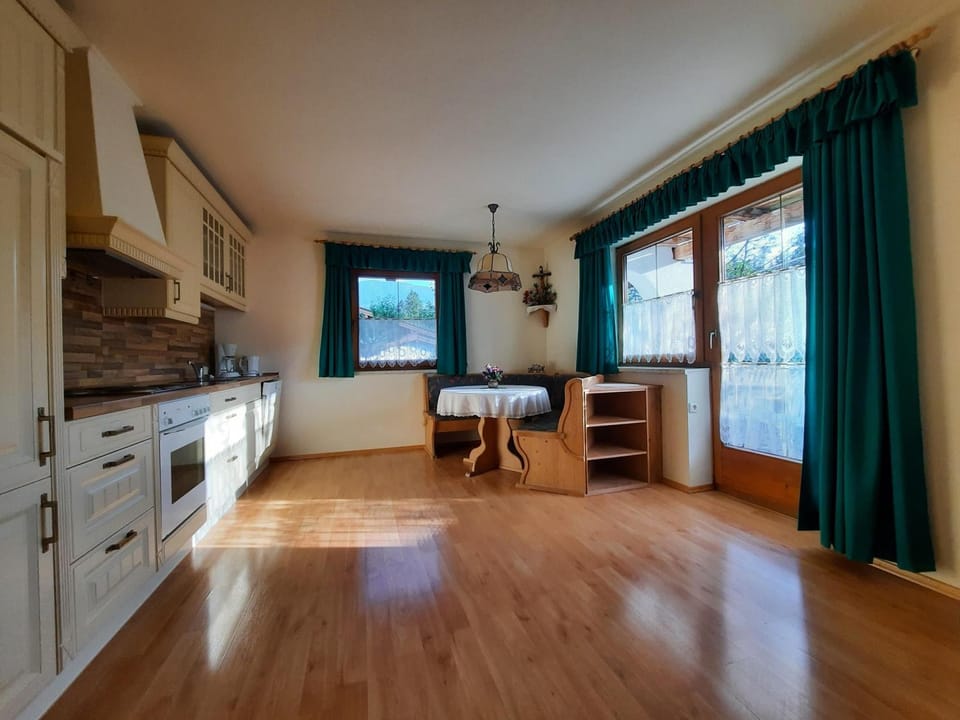 Kitchen or kitchenette, Dining area, stove