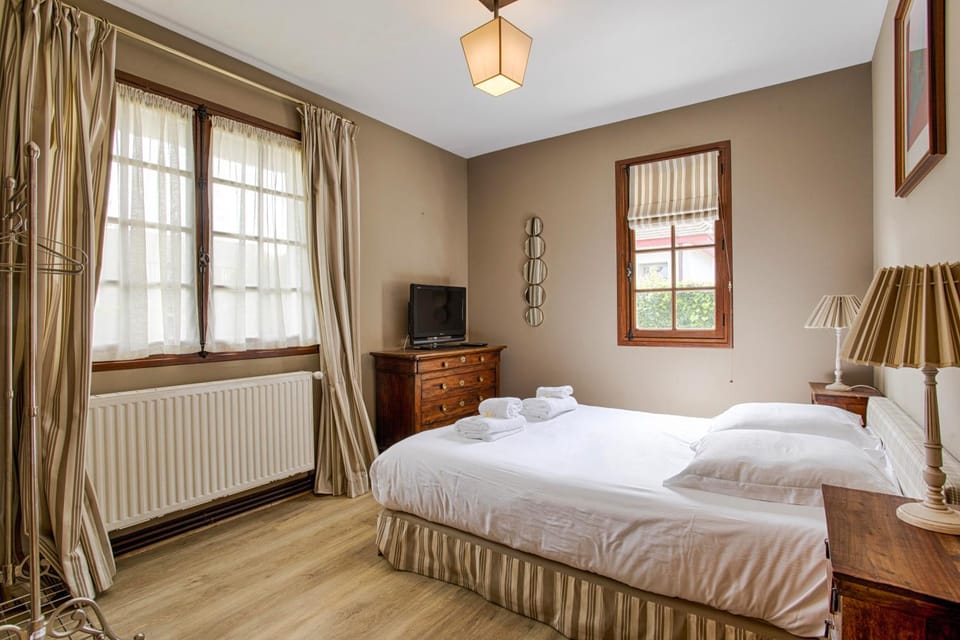 Luxueuse Chaumière 4 Chambres avec Piscine Villa in Deauville