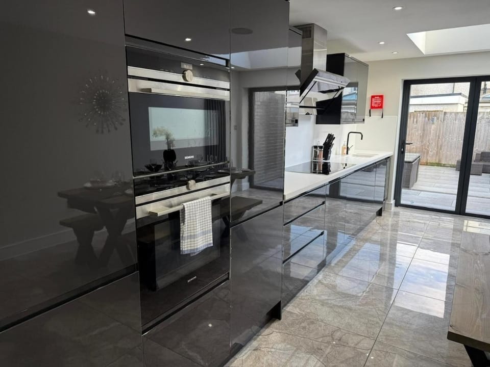 Kitchen or kitchenette, oven