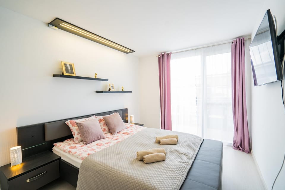 Bed, TV and multimedia, Bedroom, towels