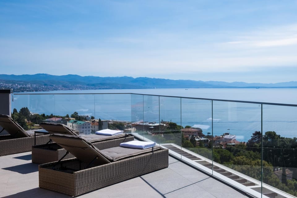 Day, Natural landscape, View (from property/room), Balcony/Terrace, Seating area, City view, Mountain view, Sea view, Sea view, sunbed