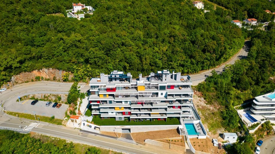 Property building, Day, Neighbourhood, Natural landscape, Bird's eye view, Street view, Location, Parking