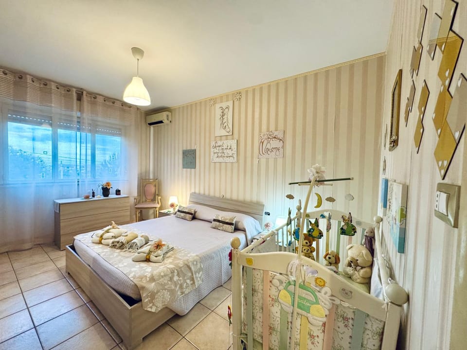 Bed, Photo of the whole room, Bedroom, cot, towels