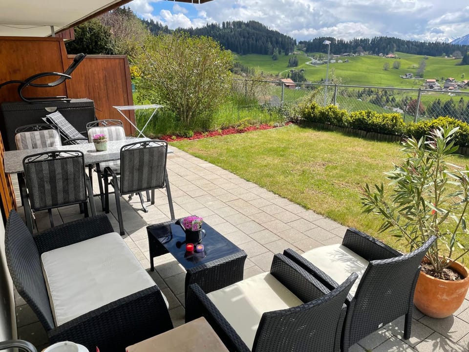 Natural landscape, Garden, View (from property/room), Balcony/Terrace, Seating area, Garden view, Mountain view