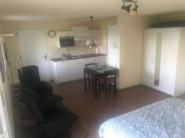Kitchen or kitchenette, Living room, Seating area, Dining area, minibar