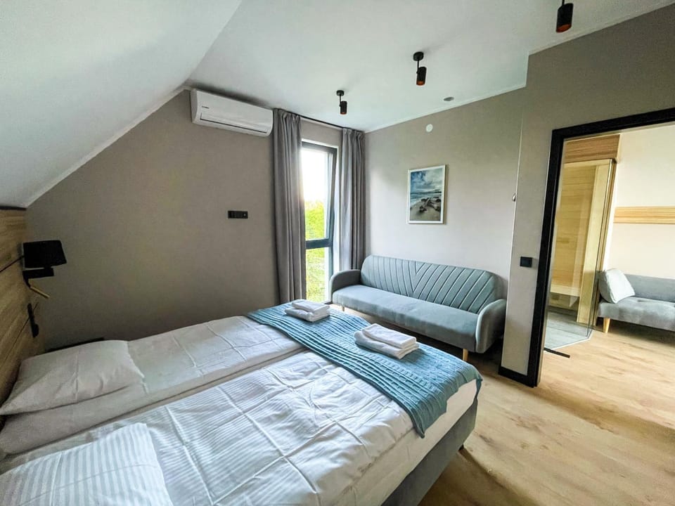 Bed, Photo of the whole room, Seating area, Bedroom, internet, towels, air conditioner