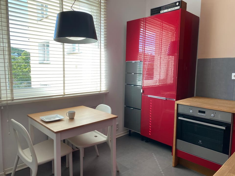 Kawalerka w centrum Gdyni z osobną kuchnią, 15 min spacerem od morza Apartment in Pomeranian Voivodeship