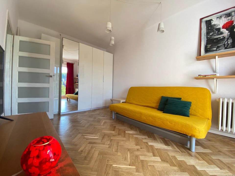 Kawalerka w centrum Gdyni z osobną kuchnią, 15 min spacerem od morza Apartment in Pomeranian Voivodeship