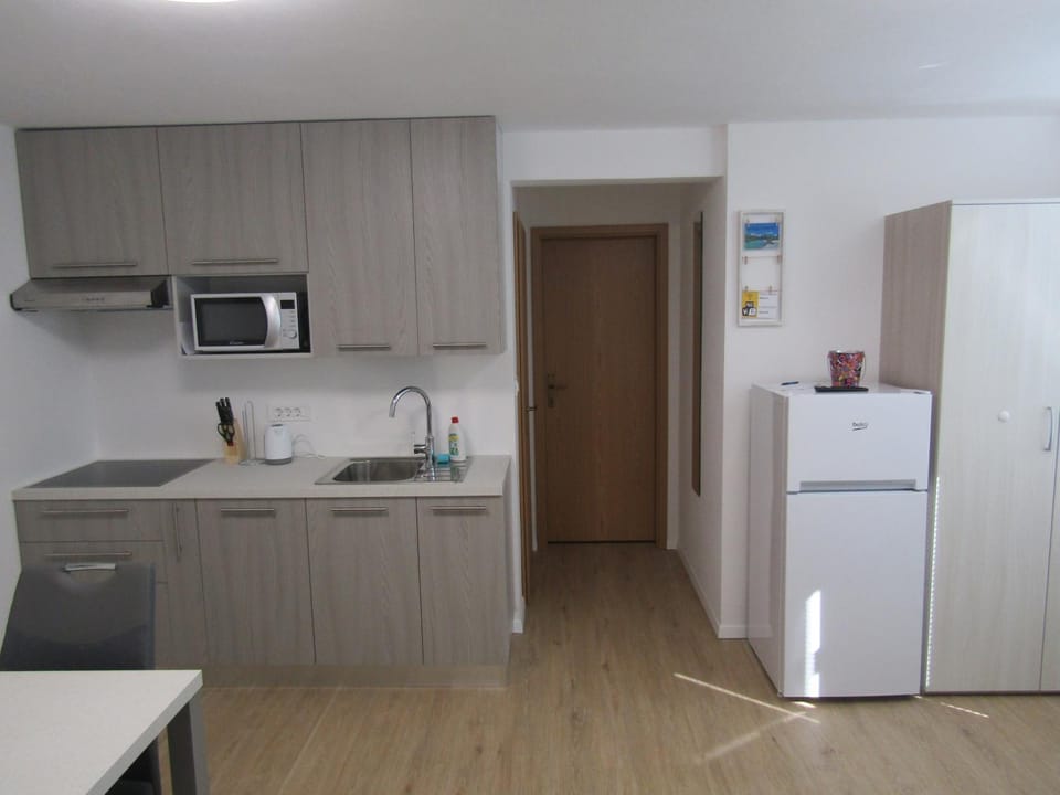 Kitchen or kitchenette, minibar