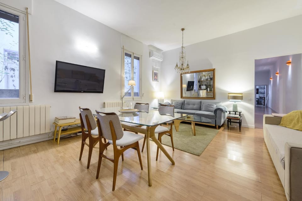 GRAN VIA-SOL SPACIOUS APARTMENT 3 Bedrooms & 2 WCs Apartment in Centro