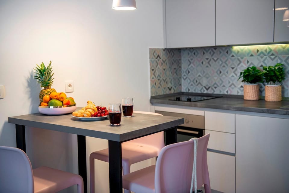 Kitchen or kitchenette, Dining area