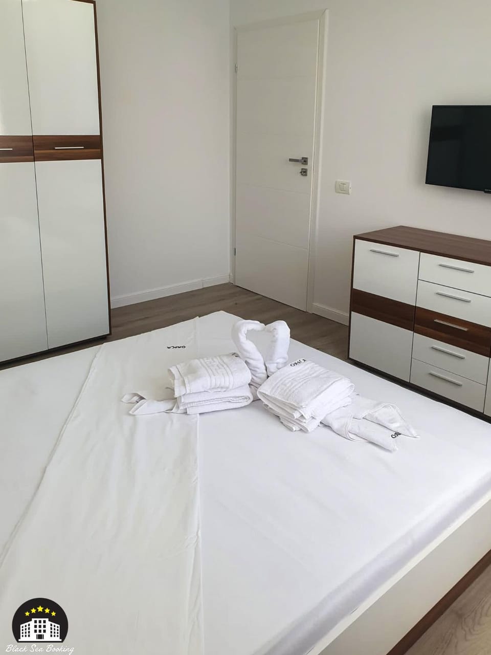 Bed, TV and multimedia, Photo of the whole room, Bedroom, towels, wardrobe