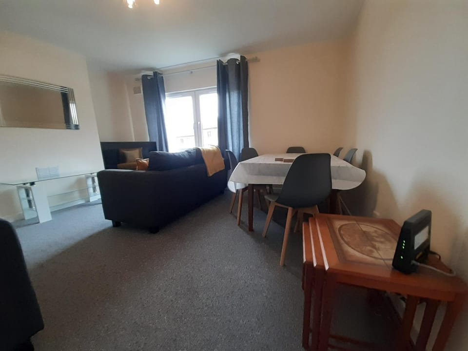 TV and multimedia, Seating area, Dining area