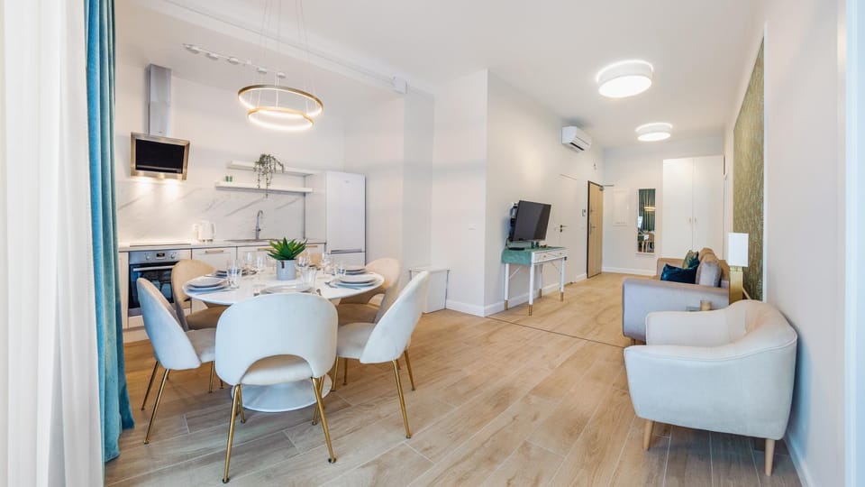 TV and multimedia, Kitchen or kitchenette, Living room, Seating area, Dining area