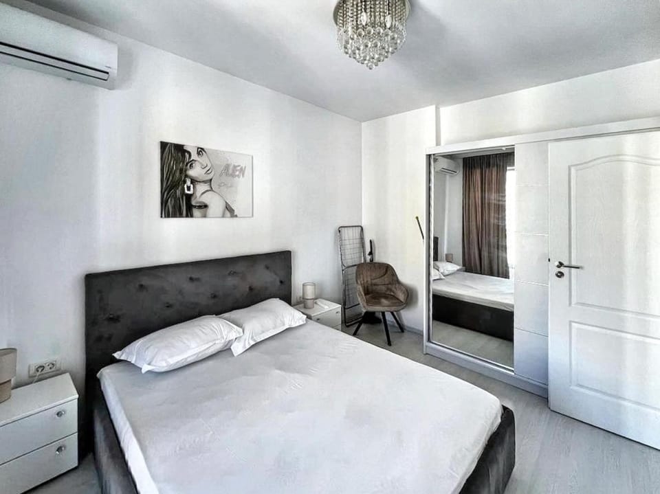 Bed, Photo of the whole room, Bedroom, wardrobe, air conditioner