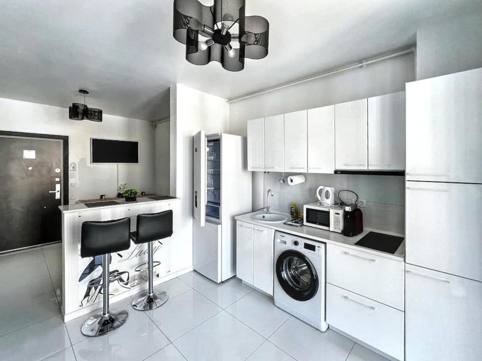 Coffee/tea facilities, Kitchen or kitchenette, Dining area, dishwasher, stove, washing machine