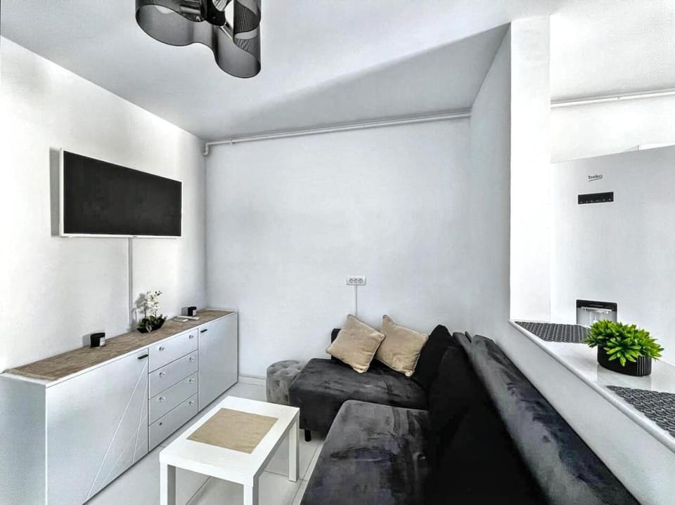 Communal lounge/ TV room, TV and multimedia, Living room, Seating area, Evening entertainment