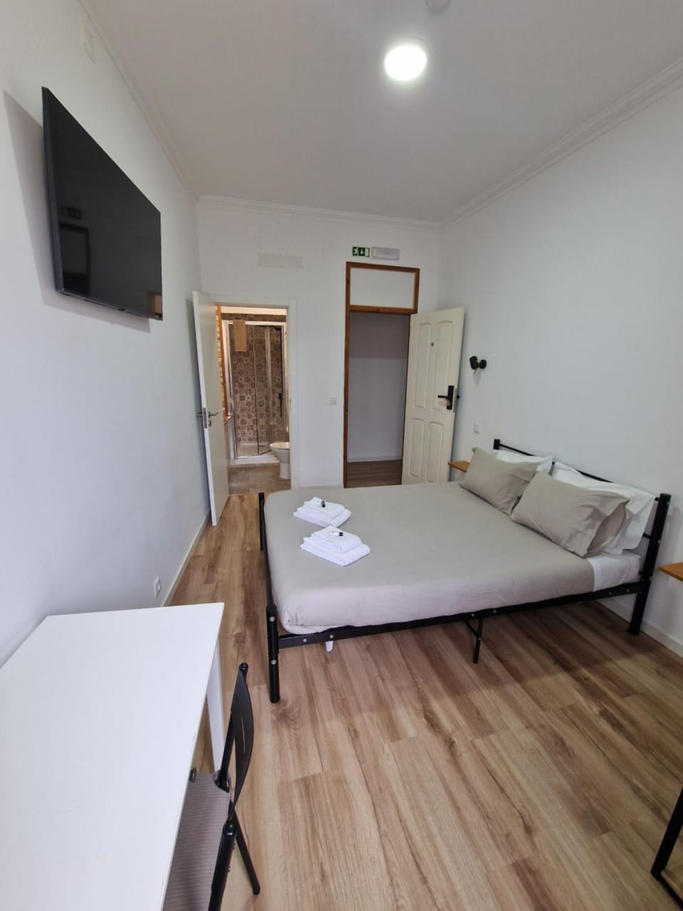 Bed, TV and multimedia, Bedroom, towels