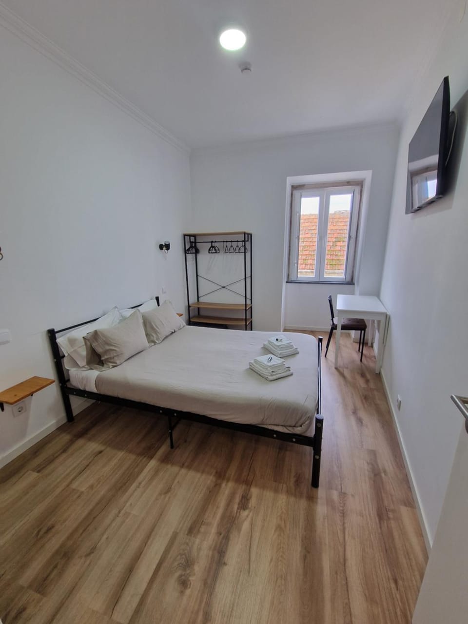 Bed, TV and multimedia, Bedroom, towels