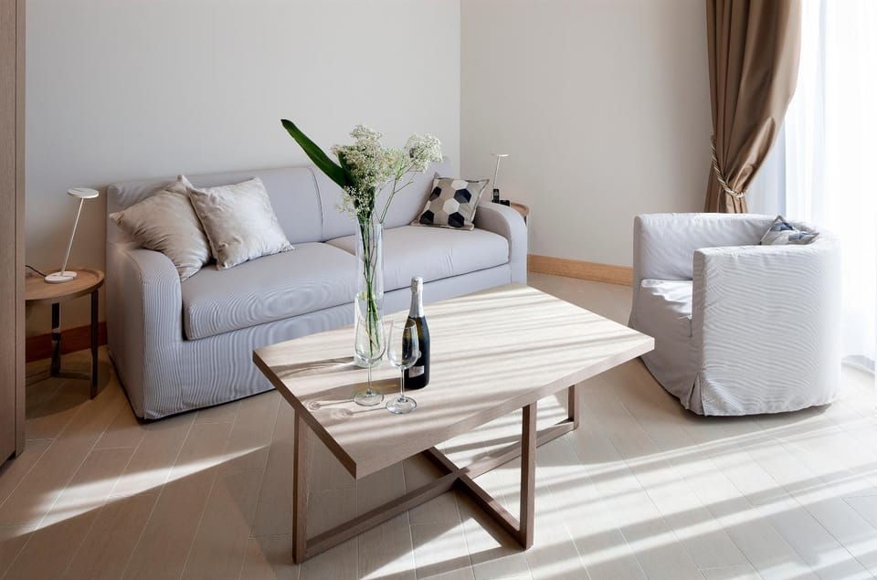 Day, Living room, Photo of the whole room, Decorative detail, Seating area, Area and facilities