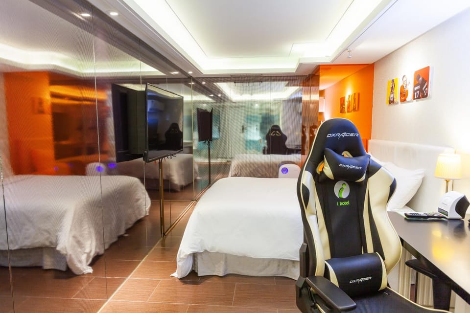 Bed, People, TV and multimedia, Living room, Photo of the whole room, Seating area, Bedroom