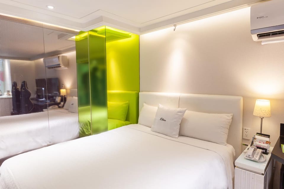 Bed, TV and multimedia, Photo of the whole room, Bedroom, air conditioner